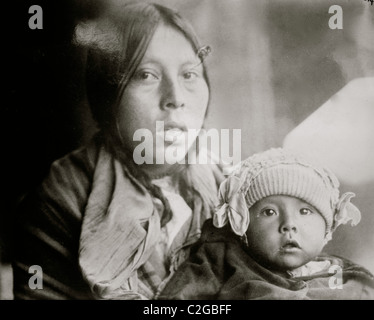 Amerikanische ind.-Frau mit Kind in papoose Stockfoto