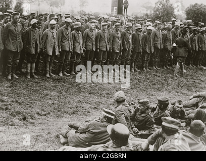 Deutschen Kriegsgefangenen aufgereiht für die Prüfung Stockfoto