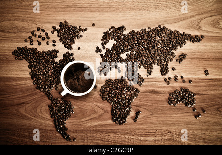 Dramatische Foto Weltkarte made of Kaffeebohnen. Weiße Tasse mit Heißgetränk. Stockfoto