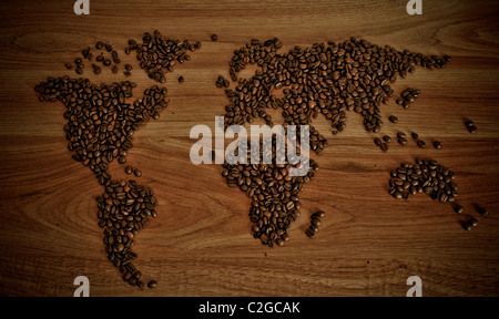 Dramatische Foto Weltkarte made of Kaffeebohnen. Weiße Tasse mit Heißgetränk. Stockfoto