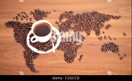 Dramatische Foto Weltkarte made of Kaffeebohnen. Weiße Tasse mit Heißgetränk. Stockfoto