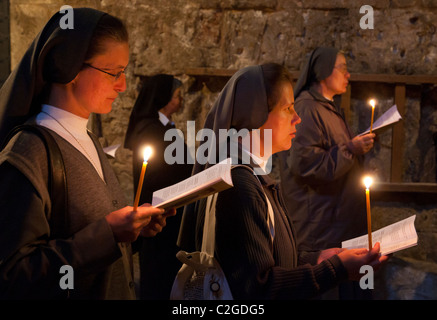 Nonnen vor einer Kapelle zu beten. Tägliche Franziskaner Prozession. Grabeskirche. Jerusalem Stockfoto