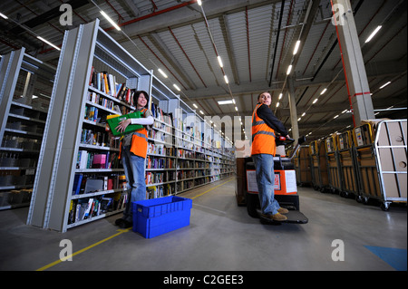 Der Online-Händler Amazon-Logistikzentrum in Swansea, Südwales - Mitarbeiter sammeln Boxen in der "Halle Sortable" Bereich w Stockfoto