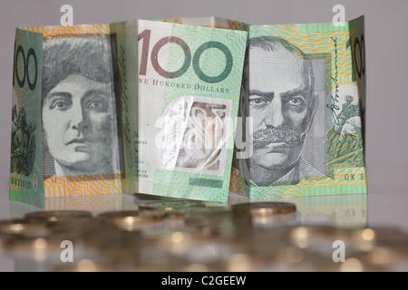 Hundert australischen Papiernoten im Fokus mit Goldmünzen im Vordergrund Stockfoto