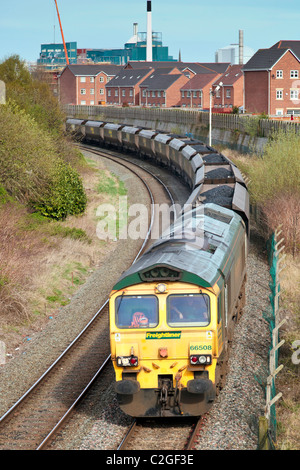 Eine Class 66 Freightliner-Dieselaggregat schleppt Kohle zu einem Strom-Kraftwerk. Stockfoto