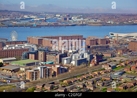 Luftaufnahme des Stadtzentrum von Liverpool anglikanische Kathedrale Turm zeigt das Albert Dock Komplex. Stockfoto