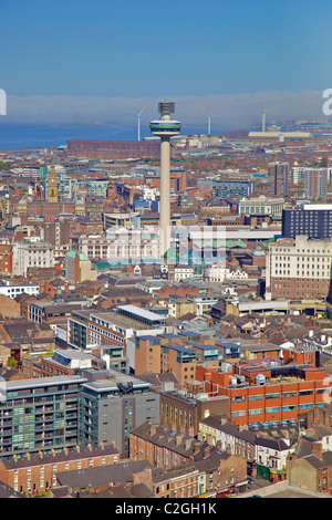 Luftaufnahme der Liverpooler Innenstadt vom Turm der anglikanischen Kathedrale mit der St. John's Leuchtfeuer im Zentrum. Stockfoto