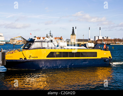 Gelbe Hafen Hafen Busse Fähre öffentlichen Verkehrssystem Kopenhagen Dänemark Skandinavien Stockfoto