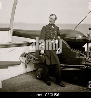 Hafen von Charleston, South Carolina. Rear Admiral John A. Dahlgren stehend durch eine Dahlgren Kanone an Deck der USS PAWNEE Stockfoto