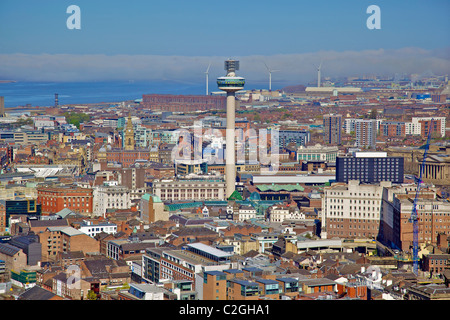 Luftaufnahme der Liverpooler Innenstadt vom Turm der anglikanischen Kathedrale mit der St. John's Leuchtfeuer im Zentrum. Stockfoto