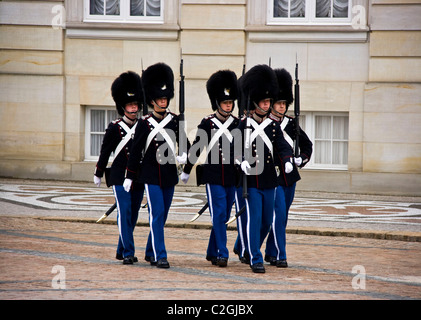 Guards marschieren außerhalb Amalienborg Palast Kopenhagen Dänemark Skandinavien Stockfoto