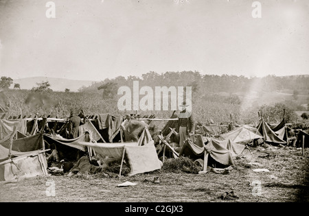 Keedysville, Maryland, Nähe. Konföderierten verwundet bei Smiths Scheune, mit Dr. Anson Hurd, 14. Indiana freiwilligen Teilnahme Stockfoto