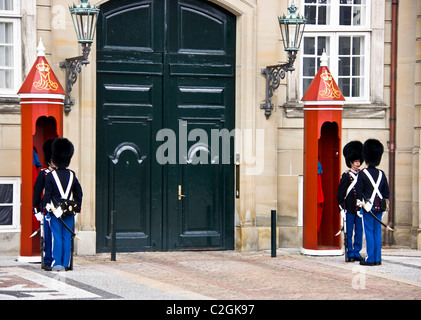 Soldaten stehen Gesicht während die Wachablösung am Schloss Amalienborg in Kopenhagen Dänemark Skandinavien zu Gesicht Stockfoto