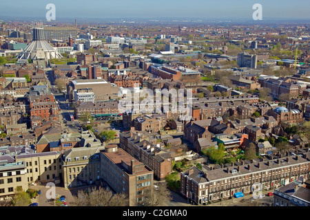 Eine Luftaufnahme der Innenstadt von Liverpool mit der Kathedrale links oben. Stockfoto