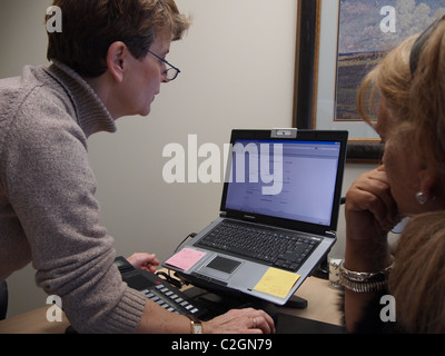 Frauen engagiert in Finanz- und Steuerplanung für Altersvorsorge, New York, USA, 26. März 2011, © Katharine Andriotis Stockfoto