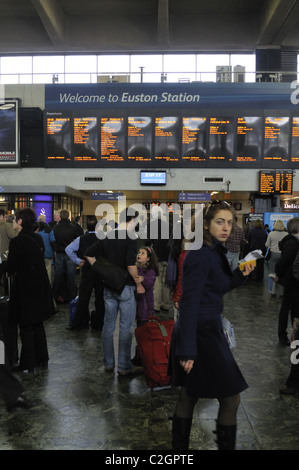 London Euston Railway Station Halle und Abreise Informationen. Stockfoto