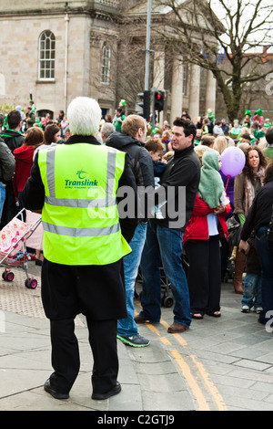 Translink Inspektor im Dienst am St. Patricks Day Parade, Belfast