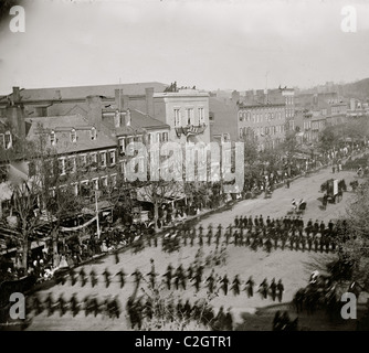 Washington, D.C. Präsident Lincolns Begräbnis-Prozession an der Pennsylvania Avenue; eine andere Ansicht Stockfoto