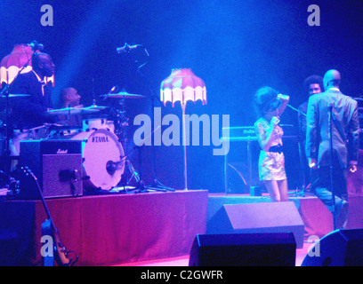 Amy Winehouse gefangen Rauchen auf der Bühne während der Durchführung live an der Hammersmith Apollo London, England - 24.11.07 Stockfoto