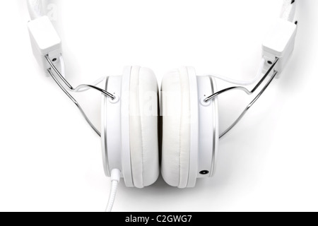 Weiße Eleganz Kopfhörer auf weißem Hintergrund Nahaufnahme. Weiß auf weiß Serie. Stockfoto