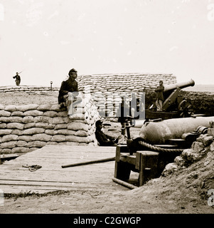 Yorktown, Virginia (Nähe). Bundesregierung Soldaten der Konföderierten Batterie (mit Sandsäcken geschützt) südlich von Yorktown. 32-pdr. Navy gun im Vordergrund, weit Gun - 24-pdr. Belagerung Stück Stockfoto