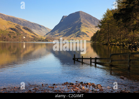 Malerische Aussicht auf die Berge Fleetwith Hecht im Buttermere See im englischen Lake District National Park wider. Buttermere Cumbria England Großbritannien Großbritannien Stockfoto