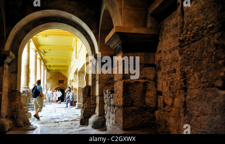 Einer der vielen gewölbte Tunnel rund um die römischen Bäder in der historischen Stadt Bath, Somerset, England Stockfoto