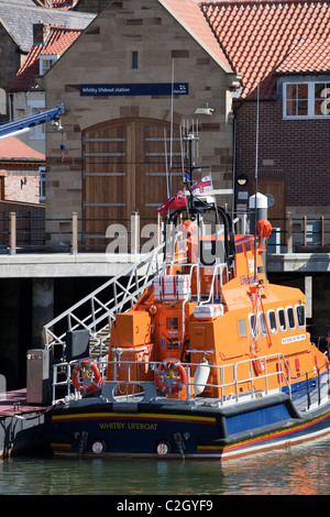 Whitby Lifeboat Station und die Gebäude und den Hafen von der alten Stadt von Whitby, North Yorkshire, UK Stockfoto