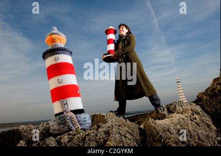 Textilkünstlerin Alison Murray mit ihren gestrickten Leuchttürme Teil "Über und unter den Wellen" Kunstwerke in Appledore, Devon UK Stockfoto