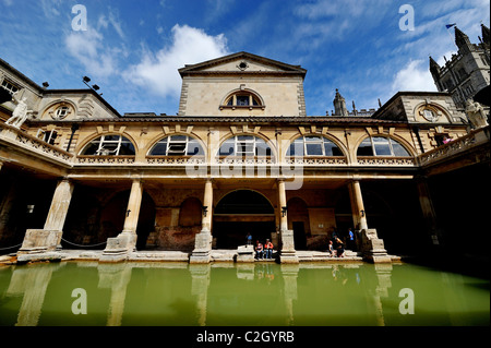 Die römischen Bäder vor einem blauen Himmel in der historischen Stadt Bath, Somerset, England Stockfoto