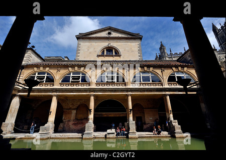 Die römischen Bäder vor einem blauen Himmel in der historischen Stadt Bath, Somerset, England Stockfoto