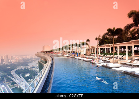 Singapur, Schwimmbad und Skyline von Singapur im 57. Stock des Marina Bay Sands Resort Stockfoto