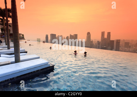 Singapur, Schwimmbad und Skyline von Singapur im 57. Stock des Marina Bay Sands Resort Stockfoto