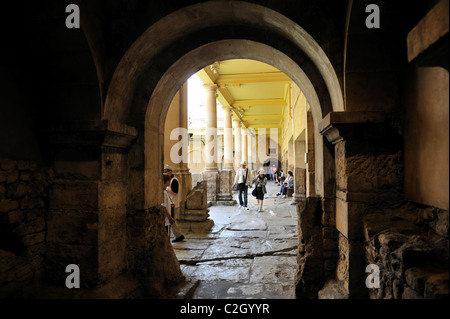 Einer der vielen gewölbte Tunnel rund um die römischen Bäder in der historischen Stadt Bath, Somerset, England Stockfoto