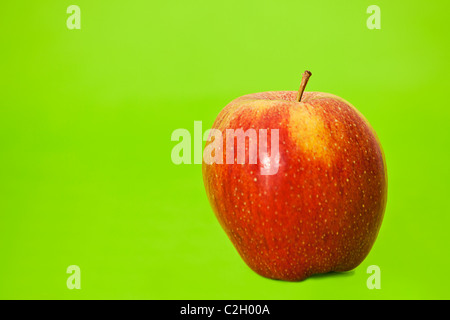 frischer Apfel auf grünem Hintergrund Stockfoto