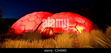 Das Eden Project Med Biom leuchtet rot markieren Sie National Heart Monat von der British Heart Foundation, St Austell, Cornwall, UK Stockfoto