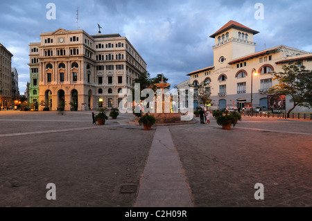 Havanna. Kuba. Alt-Havanna. Plaza de San Francisco, Lonja del Comercio (links) & "Sierra Maestra" Cruise ship Terminal (rechts). Stockfoto