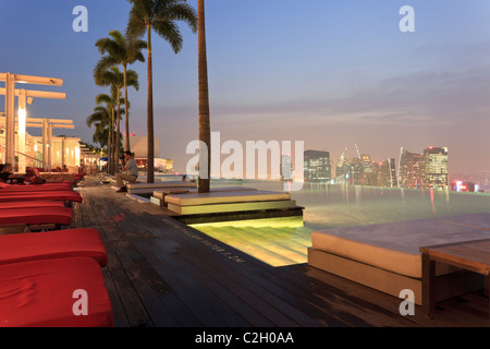 Singapur, Schwimmbad und Skyline von Singapur im 57. Stock des Marina Bay Sands Resort Stockfoto