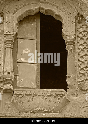 Dekorierte gewölbte Fenster mit Säulen in Indore Palast, Indore, Madhya Pradesh, Indien Stockfoto