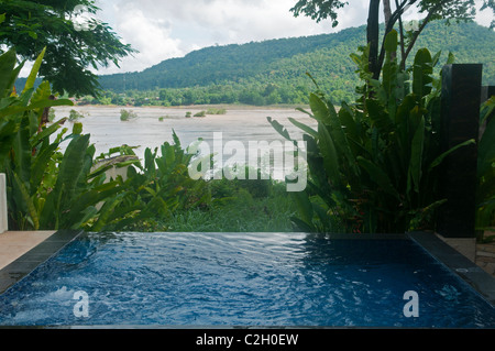 Blick auf Laos und dem Mekong-Fluss einen Infinity Edge Pool in Thailand Stockfoto