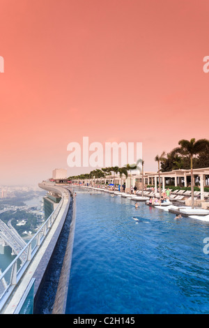 Singapur, Schwimmbad und Skyline von Singapur im 57. Stock des Marina Bay Sands Resort Stockfoto