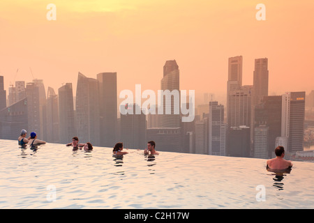 Singapur, Schwimmbad und Skyline von Singapur im 57. Stock des Marina Bay Sands Resort Stockfoto