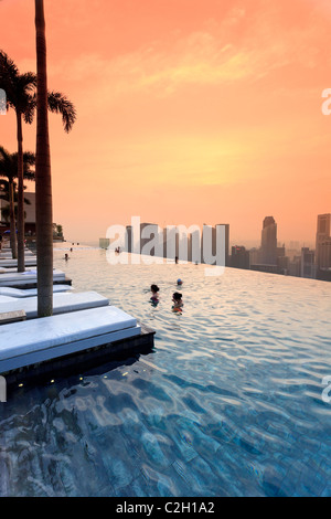 Singapur, Schwimmbad und Skyline von Singapur im 57. Stock des Marina Bay Sands Resort Stockfoto