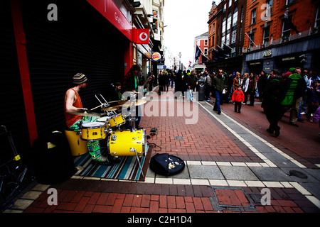 Musiker spielen Musik am St. Patricks Day um Grafton Street Dublin Irland zur Feier des Nationalfeiertages Stockfoto