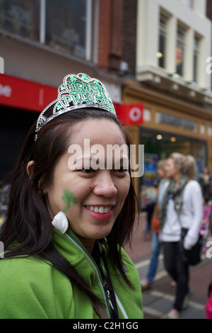 Die Besucher der St. Patricks Day Parade und Festivals in Dublin, Irland. Genießen Sie den 17. März, die St Patricks Day gefeiert wird jedes Jahr Stockfoto