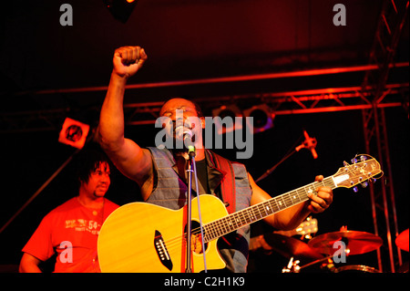 Reggae Ska Sänger Frederick "Toots" Hibbert mit seiner band Toots und das Maytals Durchführung ein Konzert in Devon, UK Stockfoto