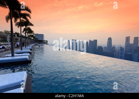 Singapur, Schwimmbad und Skyline von Singapur im 57. Stock des Marina Bay Sands Resort Stockfoto