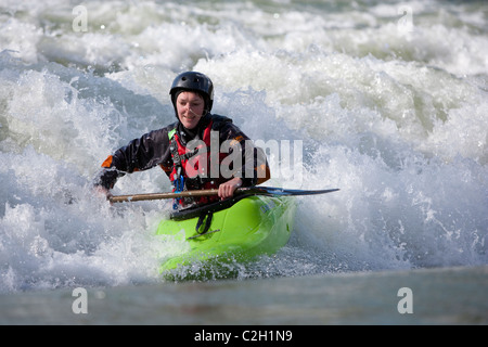 Weibliche Weltmeisterin Wildwasser Paddler beim Surfen auf der Welle, Rhone Fluss in der Nähe von Lyon, Sault Brenaz, Frankreich Stockfoto