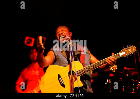 Reggae Ska Sänger Frederick "Toots" Hibbert mit seiner band Toots und das Maytals Durchführung ein Konzert in Devon, UK Stockfoto