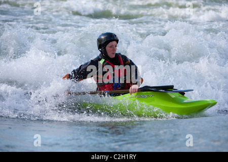 Weibliche Weltmeisterin Wildwasser Paddler beim Surfen auf der Welle, Rhone Fluss in der Nähe von Lyon, Sault Brenaz, Frankreich Stockfoto